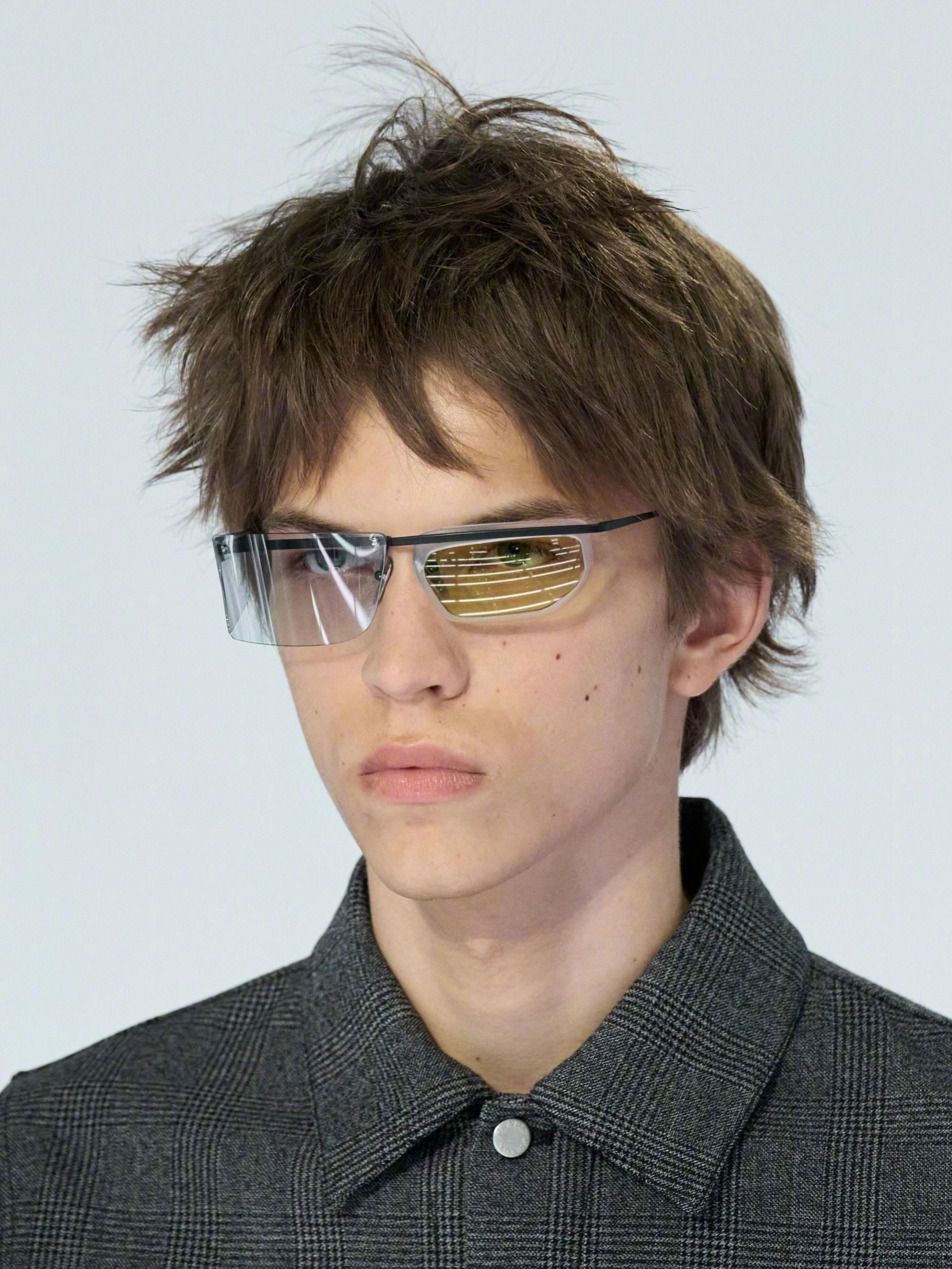 Prada 2027 春夏男装系列发布秀———发型设计及超酷眼镜。🌸🍃🌼?
