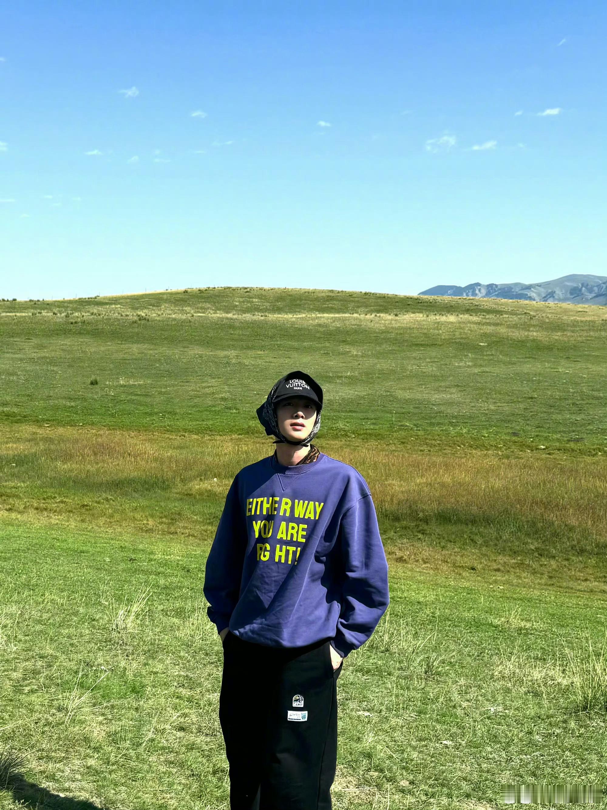 白敬亭帽子套头巾真的好搞笑啊！好像朴素里带点精致的亚子！这个造型放在白敬亭身上就