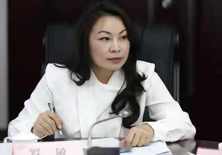 两个女人，一个从部队转业到财政厅，与年长自己十岁的主管领导长期保持不正当性关系，