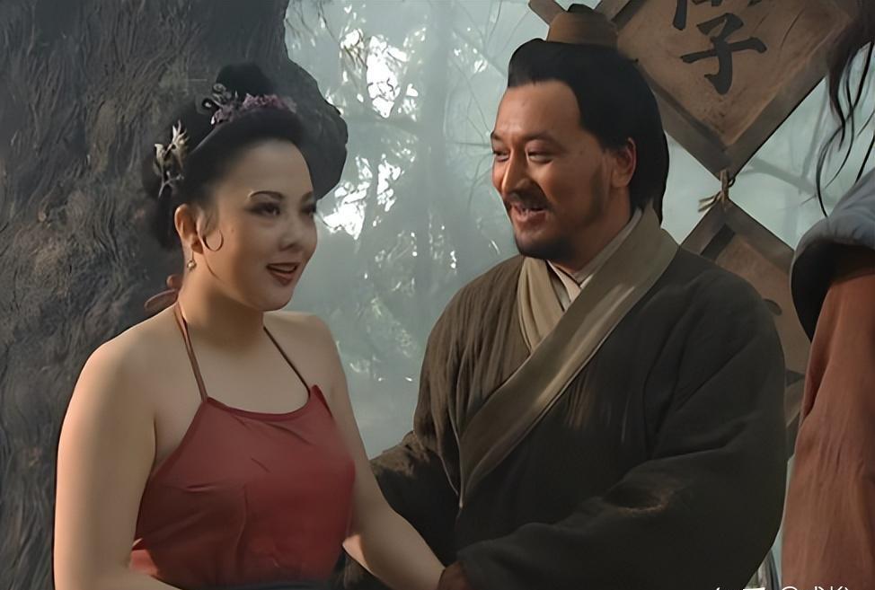 孙二娘在武松面前就是一个女人
二娘虽然说不上漂亮，但是穿个小肚兜和武松风言风语的