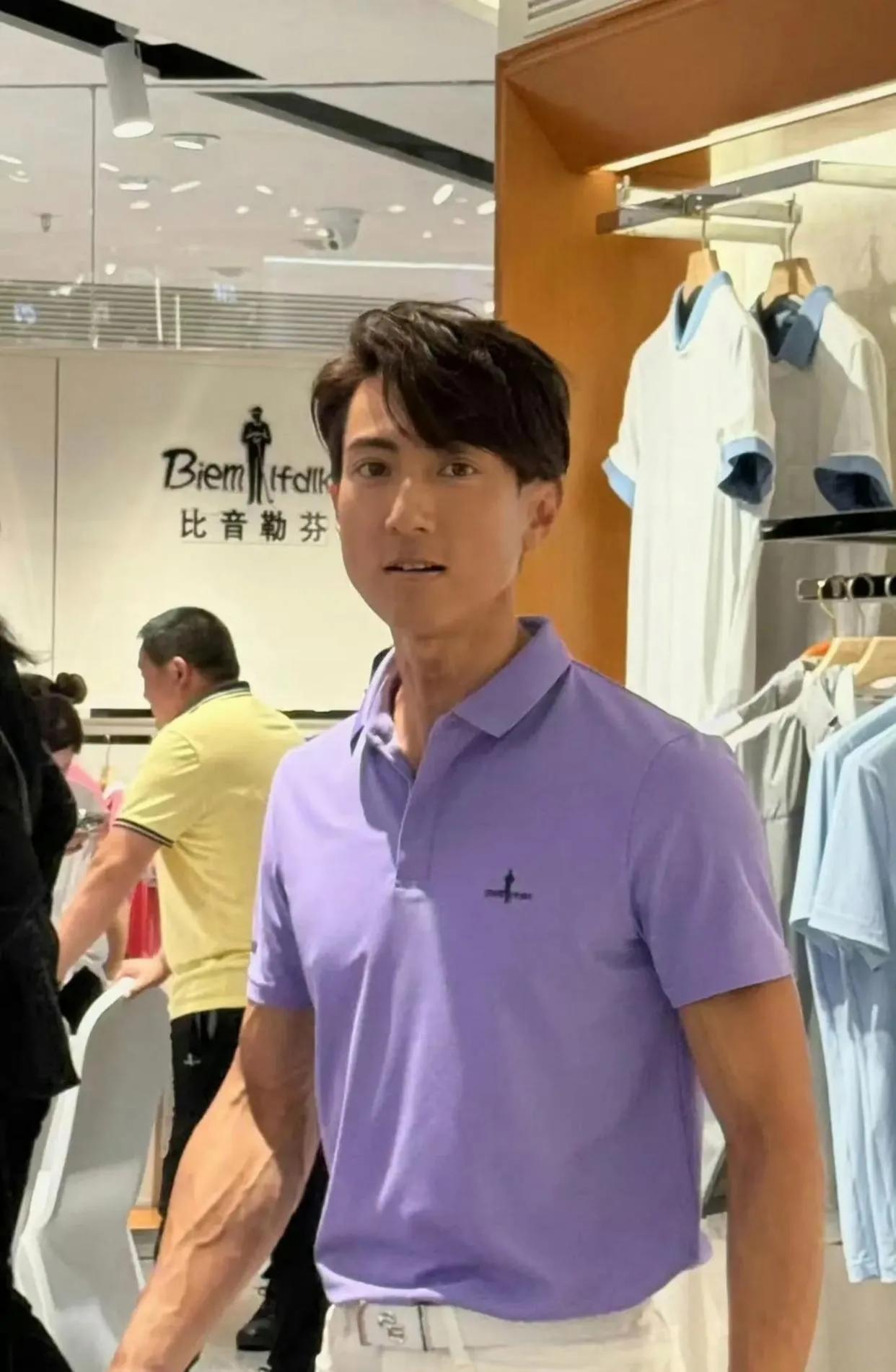 44岁的吴尊营业照上线，身材依然挺拔健硕，状态好到爆，侧颜确实很惊艳，但凑近一看