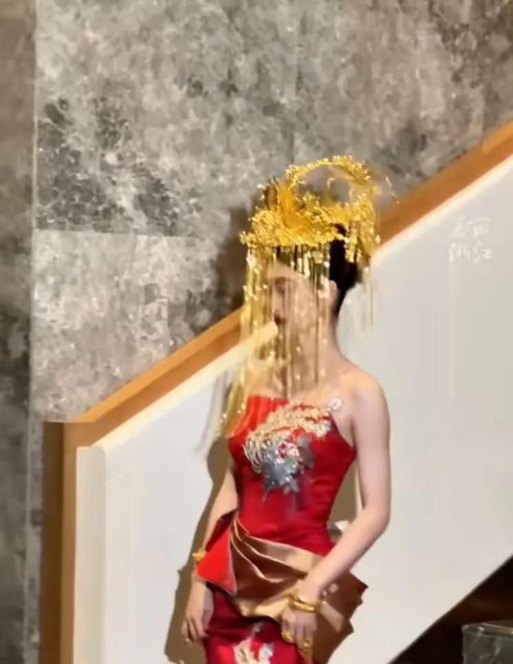 这就是所谓的凤冠霞帔吧。