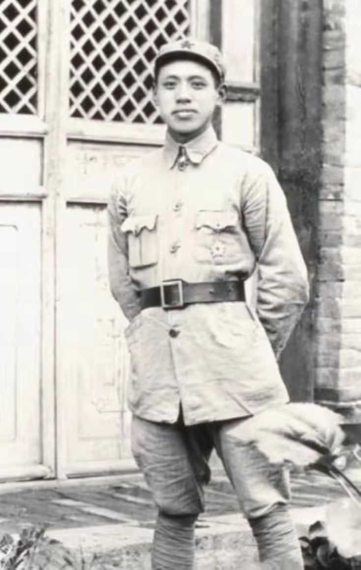 历史知识 1927年，陈伯钧参加秋收起义后上了井冈山，十年间从基层指挥员成长为红