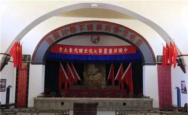 1945年，延安杨家岭大礼堂内，中共七大召开。

目光再投向中游，罗荣桓扎根山东