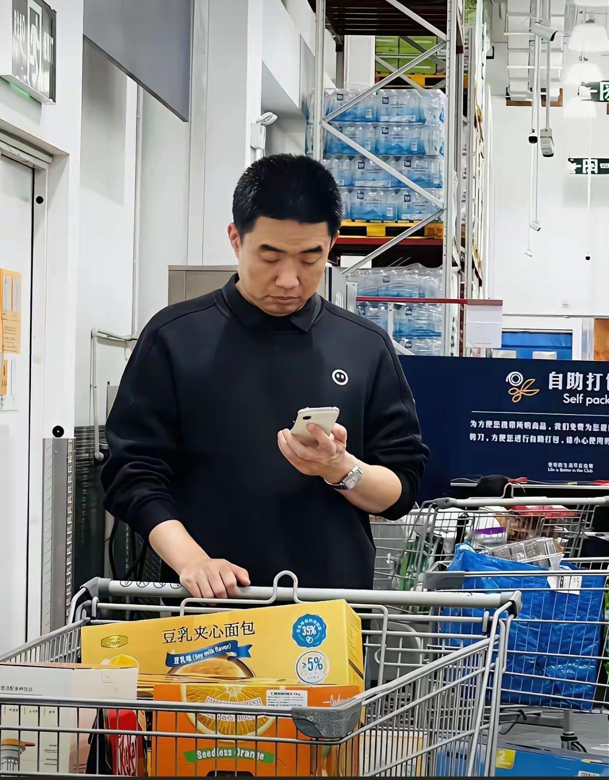 理想汽车创始人李想跟媳妇逛山姆超市买生活用品，他一直是手机不离手。说实话如果李想