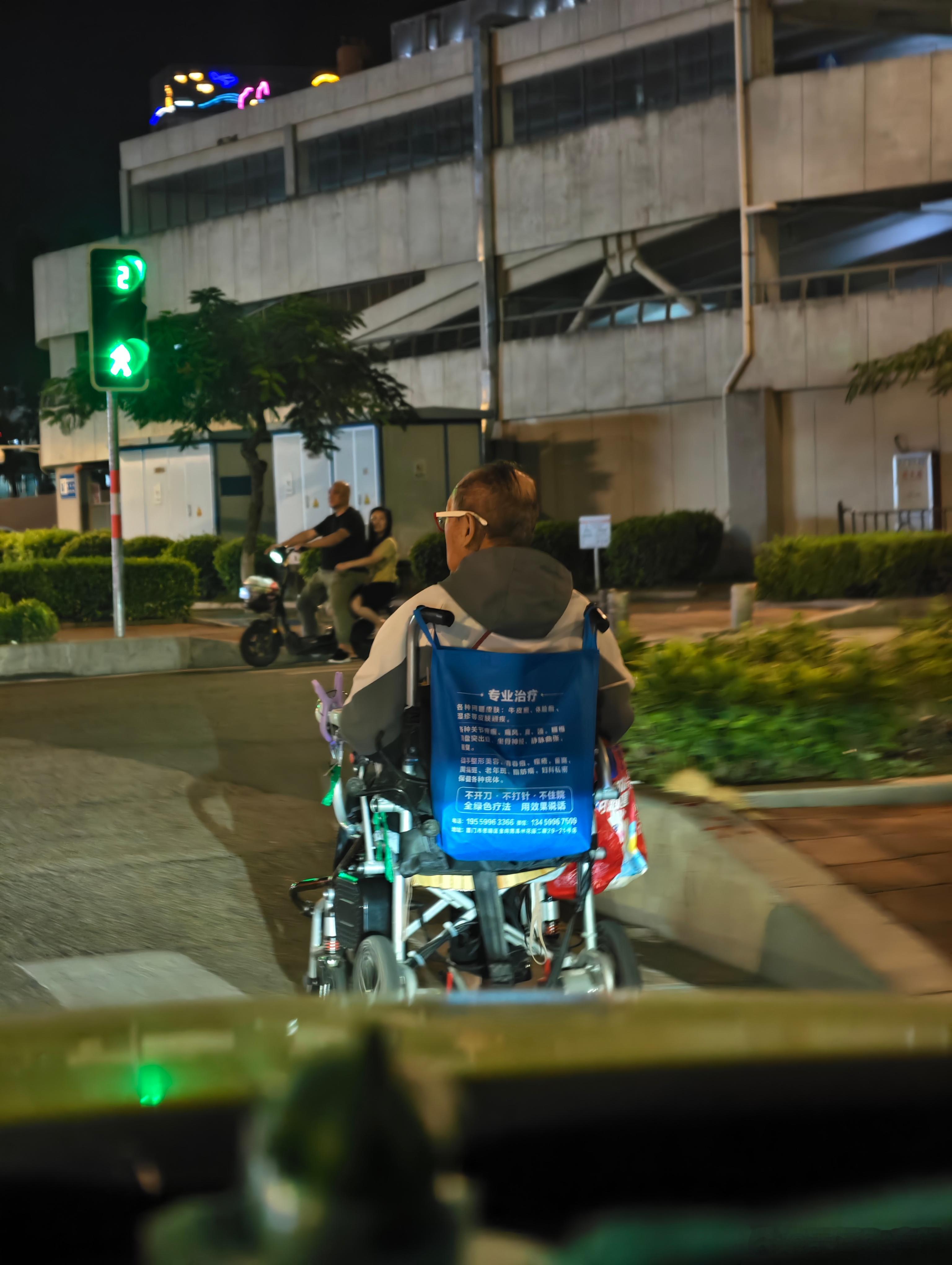 大爷这电动轮椅骑上马路很危险啊[允悲]你是在等哪个大冤种？ ​​​