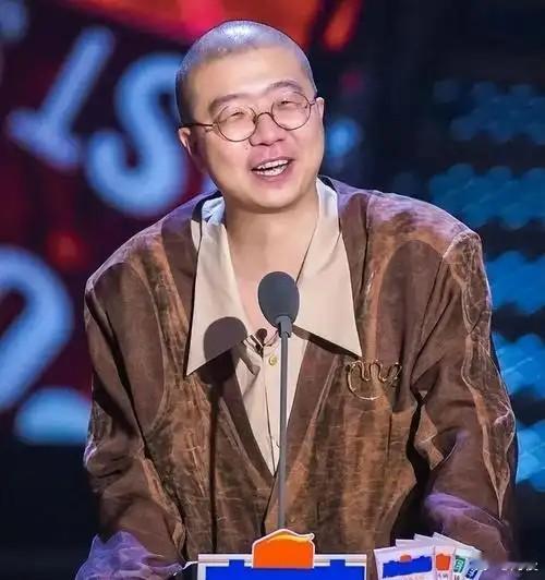 李诞好奇自媒体博主财务状态李诞这关注点绝了，完全就是我本人！听说做自媒体博主特别
