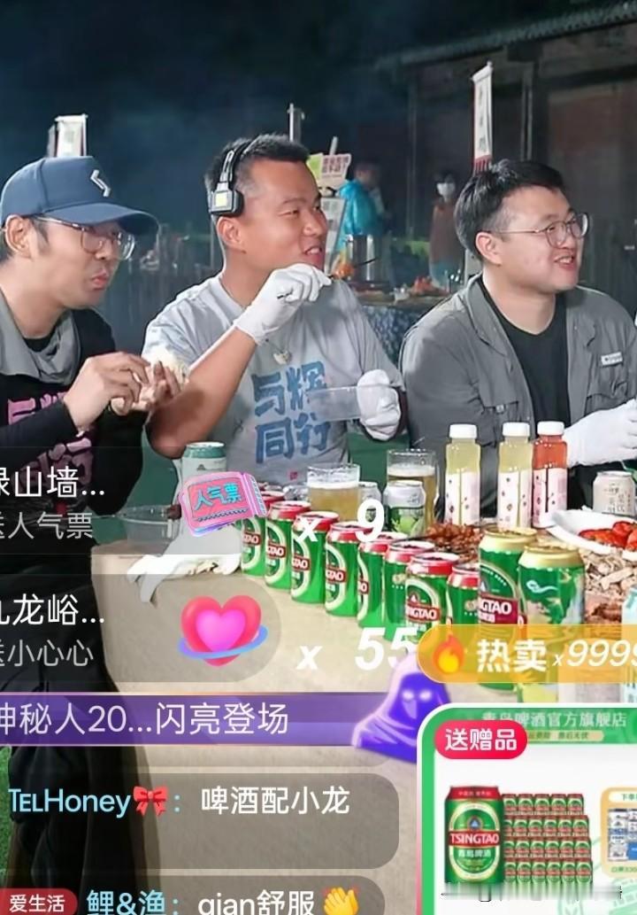 有饭就吃，有活就干。
青州之夜有酒有肉，董宇辉面对一大桌子美味，把公司小伙伴喊过