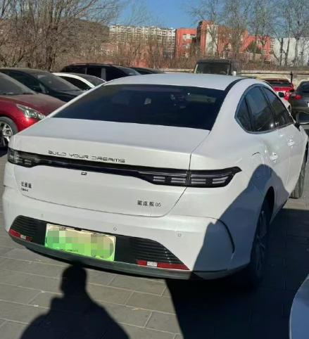 虽然这款比亚迪驱逐舰05是一辆街车了，但是我从心理上还是能够接受的，前后大灯非常