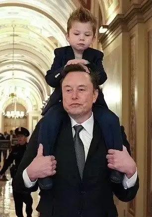 马斯克随特朗普总统访华，还带上了他的儿子。他好像就是组团来中国观光的，吃美食，玩