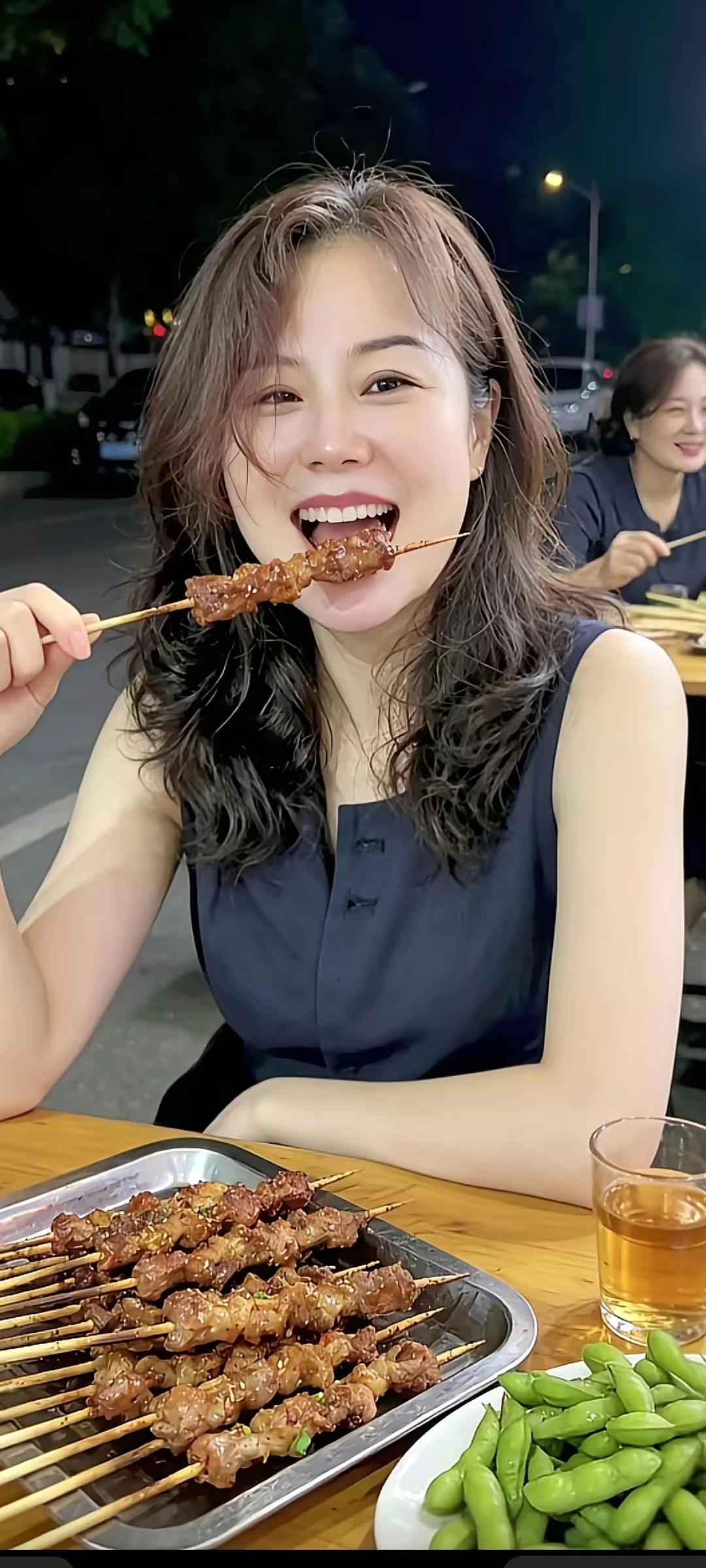 烤串真香啊。
这烤串瞬间就把我的味蕾征服了。就说那羊肉串，肥瘦相间，烤得滋滋冒油