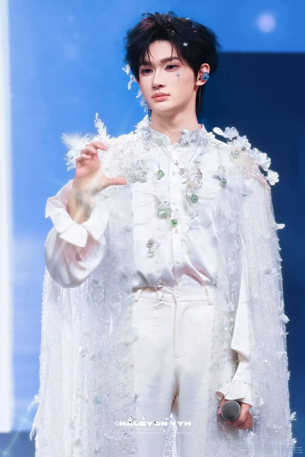 余宇涵戴了美瞳余宇涵白衣仙子 眼神清亮又柔和，白衣造型把少年仙气展现得刚刚好 