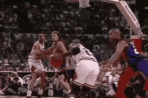 NBA以前经常是力量对抗的较量，镜头一是1993年总决赛上乔丹持球突破，他一人面