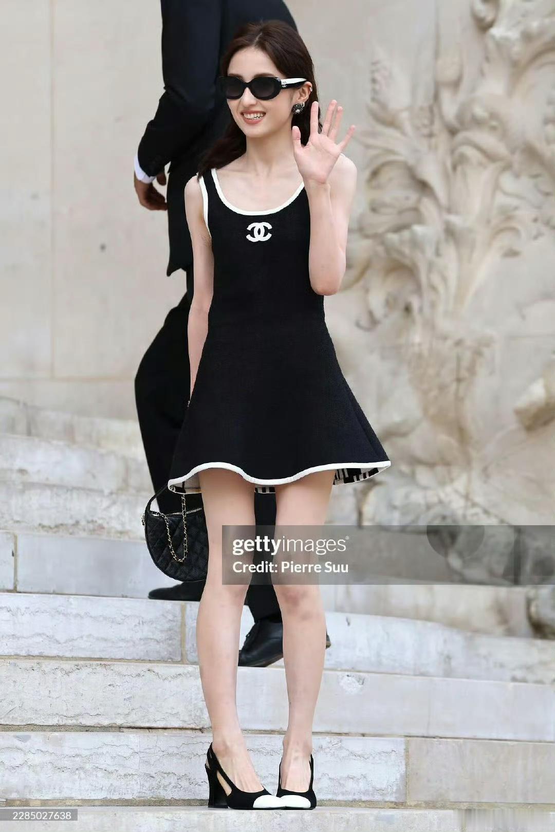 今天在巴黎的张子枫太漂亮了吧！小妹初长成 