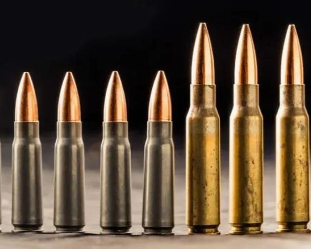 中俄用覆铜钢做的弹壳，美西方用的黄铜做的弹壳。覆铜钢弹壳必须加大锥度才能可靠抽壳