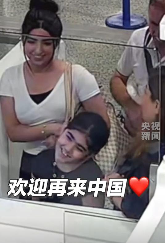 破防了！一家外国游客来中国旅游结束，准备离境时，没想到小女孩竟偷偷跑到海关人员面