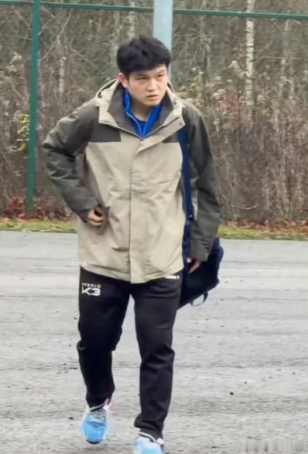 樊振东顶着空气刘海上班今天是小卷毛樊振东，比赛加油哦～ 