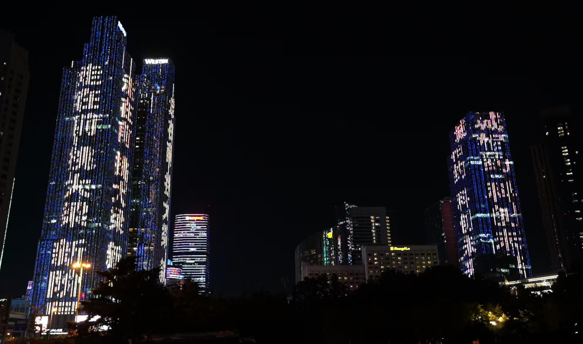 科创中国创享青岛青岛上演AI科创主题灯光秀科创中国智汇齐鲁两千架无人机翱翔青岛夜