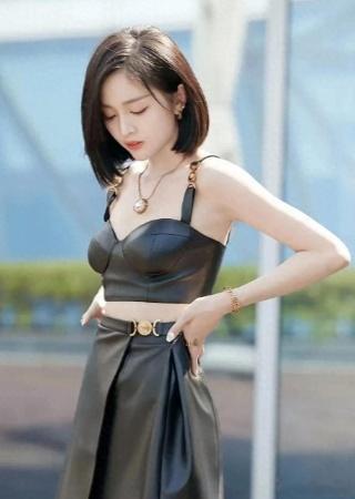 吴宣仪留气质短发配皮质套装裙，这也太时尚潮流了吧 ​​​