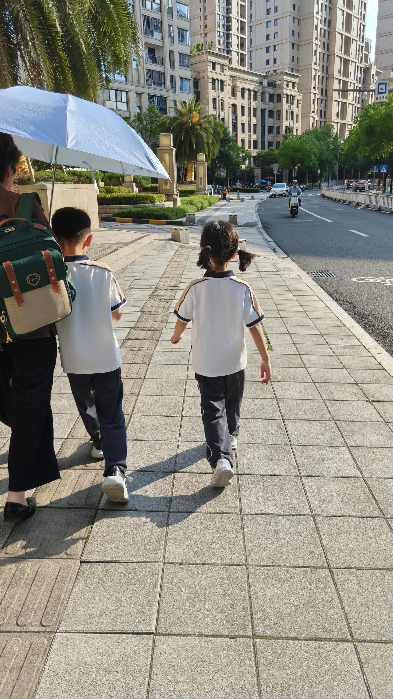 神兽总算放假了，我让他去外婆家小住几日，这样我就能自由自在地玩上几天。儿子说他要