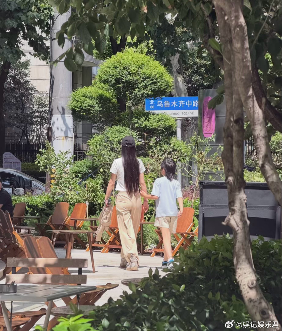 baby小海绵被偶遇 