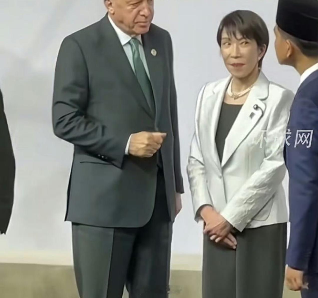 谈论咱们就飞扬跋扈、上蹿下跳跟别的国家就前倨后恭、一脸谄媚反差如此之大总觉得图谋