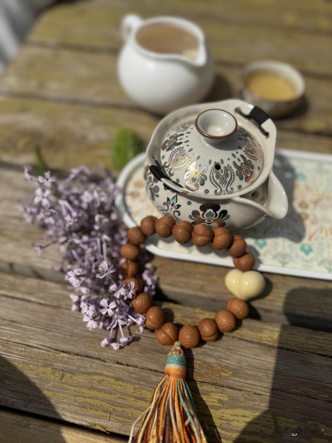 今天和闺蜜溜达到公园，跟风来晒个背☀️。我俩自带了小茶具，泡上茶边晒边唠，没想到