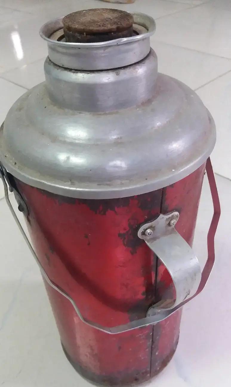 掉漆热水瓶，不掉传统美德。勤俭节约，务实办会。人民大会堂的热水瓶，装的是百姓温度