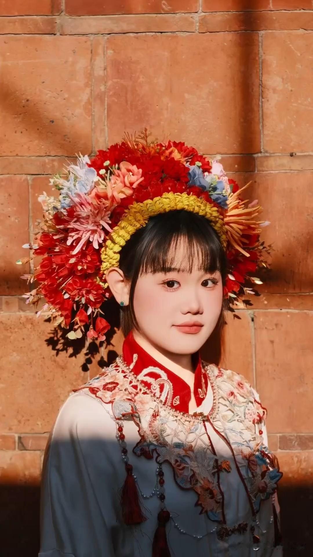 近日，奥运冠军张家齐更新簪花体验vlog，并配文“今世簪花，世世有钱花。”

视