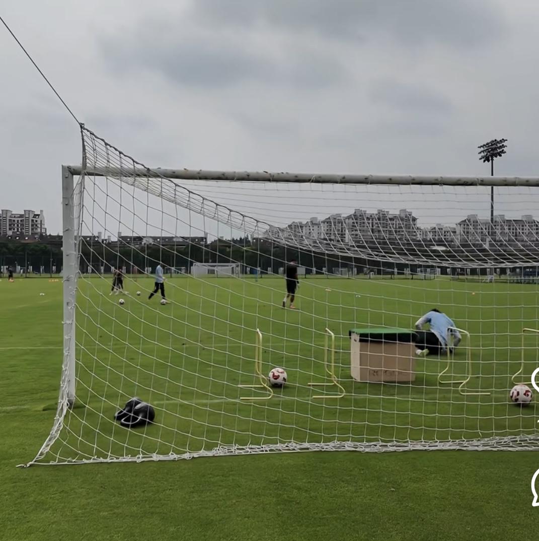 上百申花球迷围在康桥基地外给球队加油，就隔着个铁丝网，喊得那叫一个卖力。大冷天的