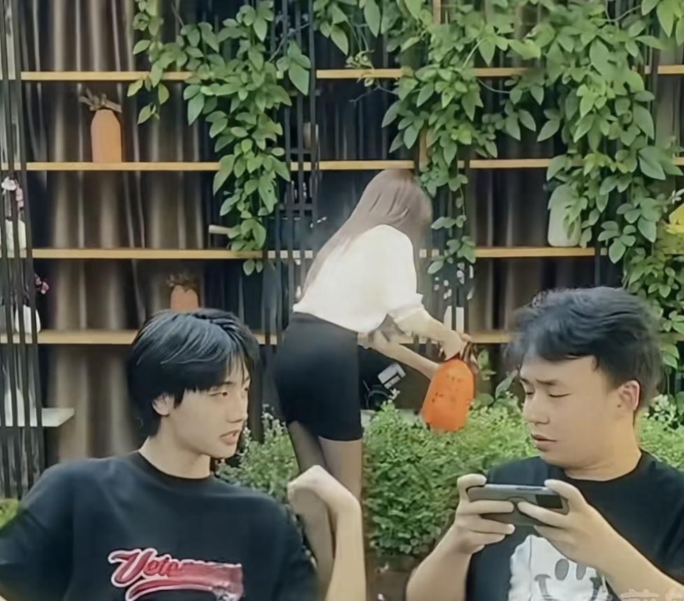 男子到兄弟家玩游戏，
误以为身后的是姐姐，没想到是兄弟的妈妈，
男子：哎，兄弟我