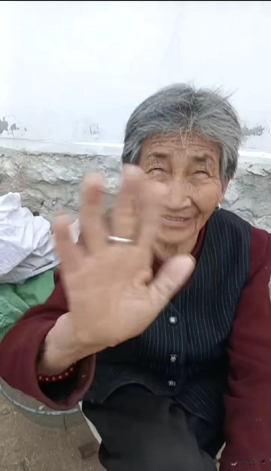 今天下午被村里婶子家的妹妹深深诱惑了，她知道我想什么，就发什么给我看……

今天