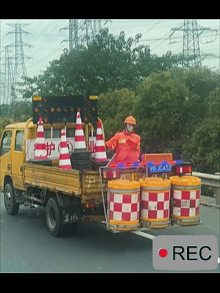 今天在高速公路看见的一幕，
吓了我一大跳…