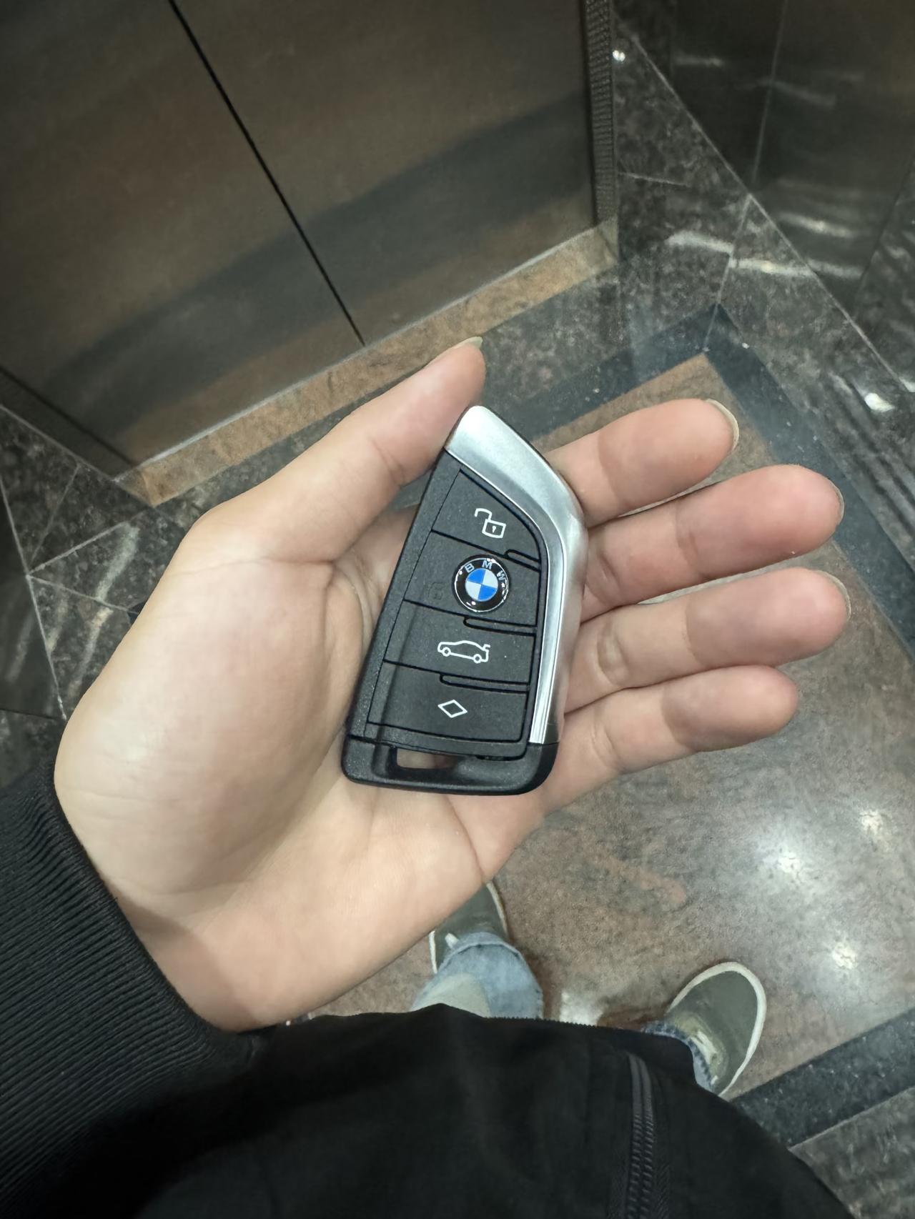 宝马3系提车好久了这才发现，长按锁车键可一键升窗，雨天忘关窗不用折返直接楼上长摁