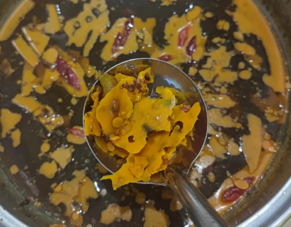 建议不要将肉汤倒进下水道 吃完的火锅汤底最好也不要倒下水道，时间长了也堵，放凉把