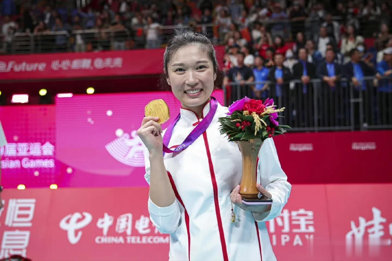 【王梦洁与郎平回合】#中国女排# 
中国女排主力自由人王梦洁在亚运会夺冠后，迅速