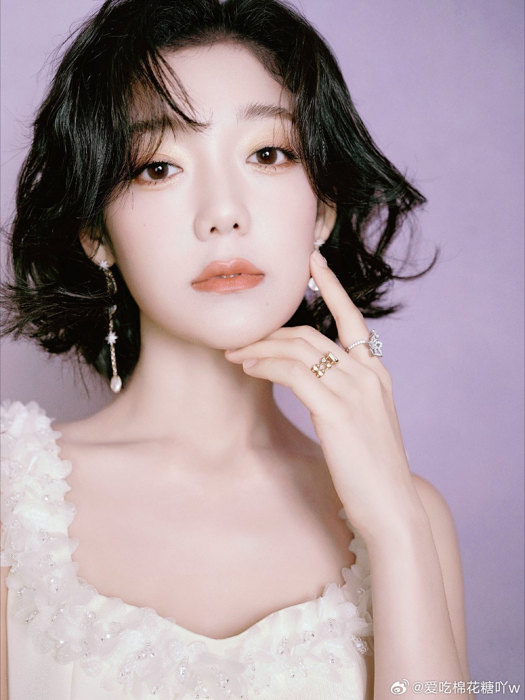 希林娜依高一开口满是春意希林娜依高唱春意福盈旋律舒缓歌词走心，将乡愁团圆与新春希