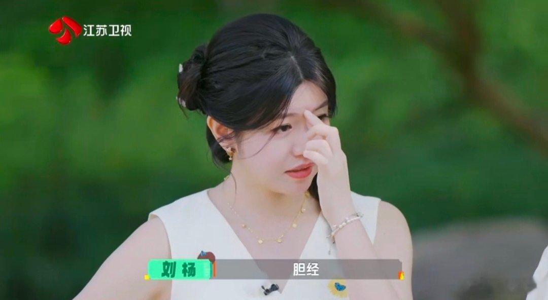 夏之光在陈妍希面前唱那些年 国医少年志 户外集体闲聊画面，夏之光随口一句造型感悟