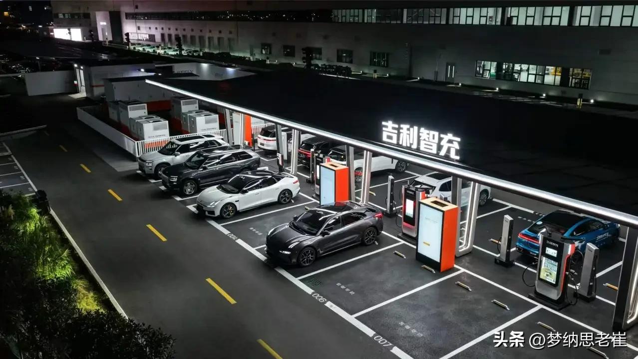 国庆出行有车辆仅剩1%电量后“趴窝” 国庆这波电车高速出行的惨状，真的看的我后背