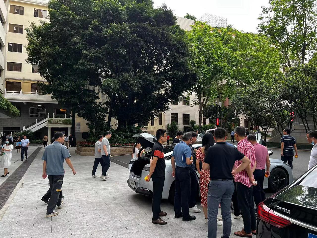 下暴雨也不能阻止大家看车的热情？

昨天（7月21日）下午18时40分，杭州市防