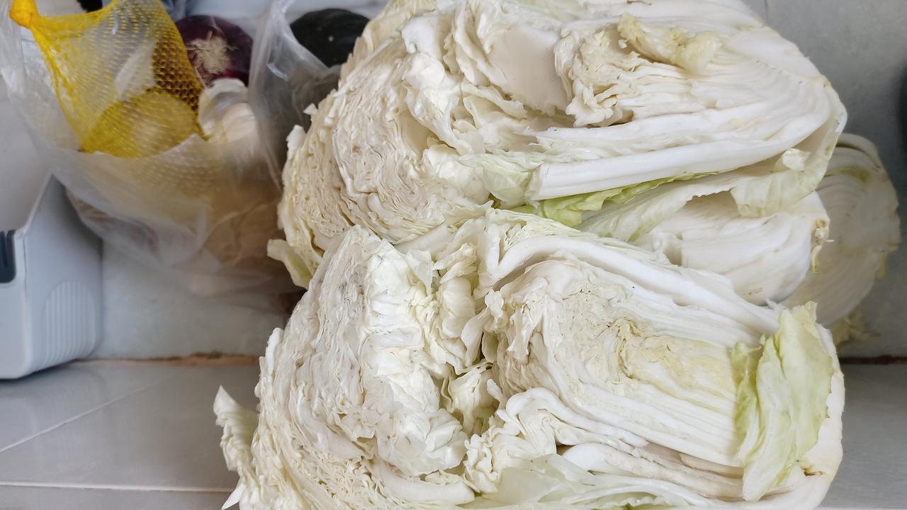 这样的白菜不要买！
前两天去夜市溜达，看有卖白菜的一块钱一斤，白菜剥的挺干净挺实