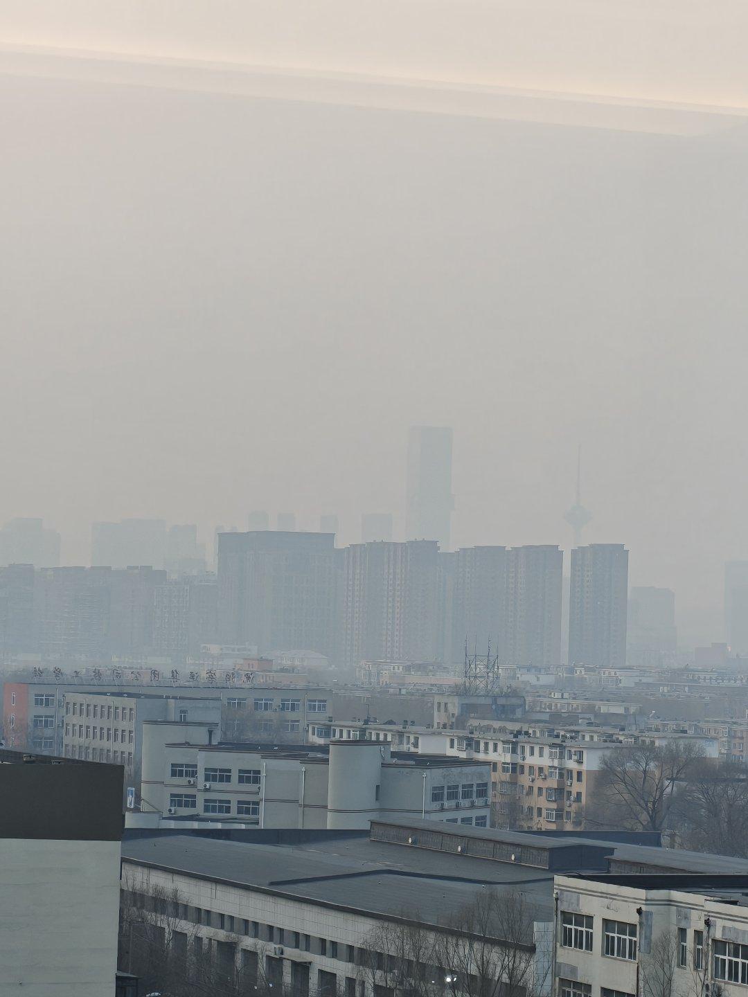 高楼大厦平地起，一座座耸入蓝天。