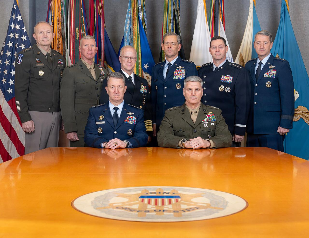 特朗普无视DEI，在美国军队搞了一个近些年罕见的纯白男参谋长联席会议。

这在奥