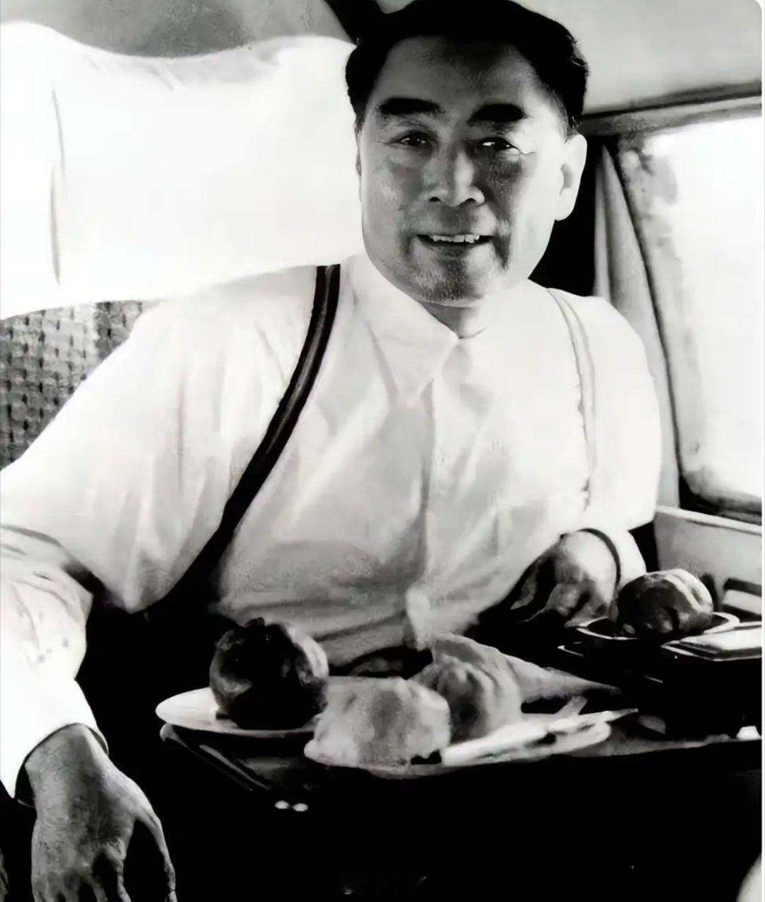 周总理曾出国留学，是妥妥的进步青年，各个阶段的穿搭都格外有格调。这张中年时的照片