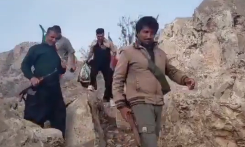 伊朗漫山遍野搜查美飞行员，老百姓背着枪翻山越岭，这一幕令白宫都看懵了。所以才有了