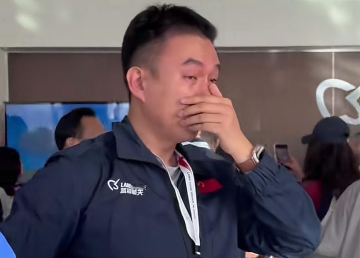 火箭落地那一刻
科研人员哭了
群众笑了

2026年8月19日早上7点35分，朱