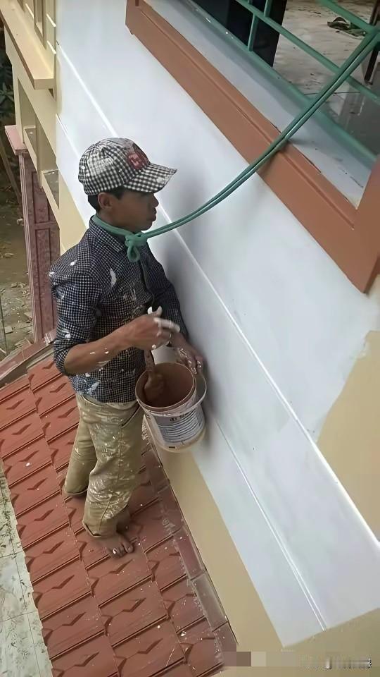 这是干活的画面，还是行为艺术？不管是什么，都不应该出现这样的画面，真是让人搞不明