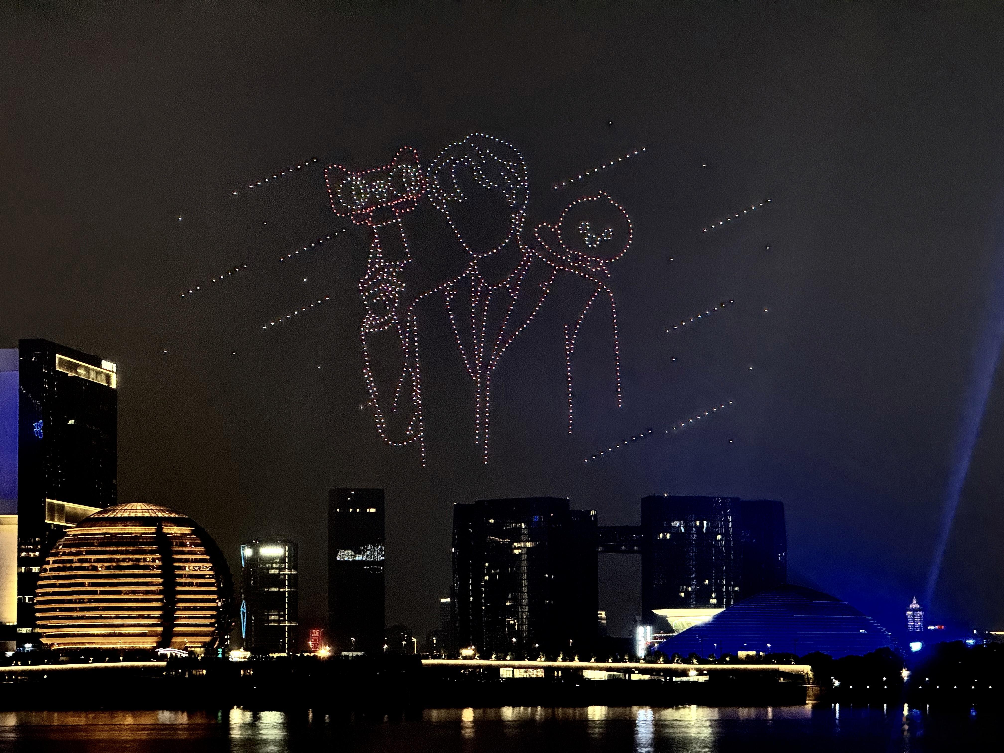  和易烊千玺点亮夜空 夜幕缓缓降临，千架无人机腾空起舞，光影勾勒出少年模样。漫天