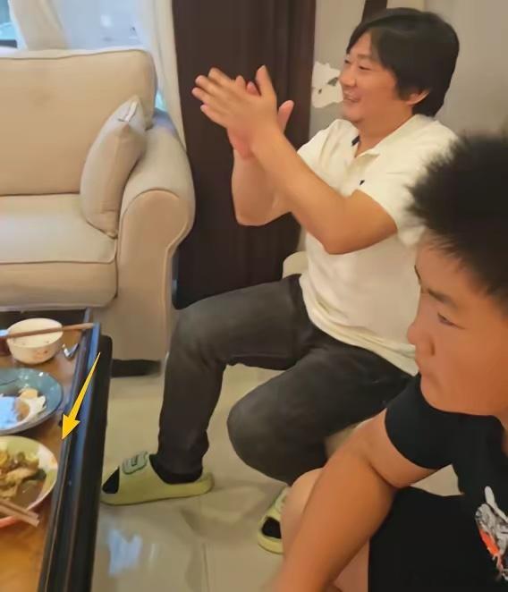 张雪估计对夺冠已经习以为常。看看他观看比赛的场所就知道了。第三冠的时候他还去烧烤