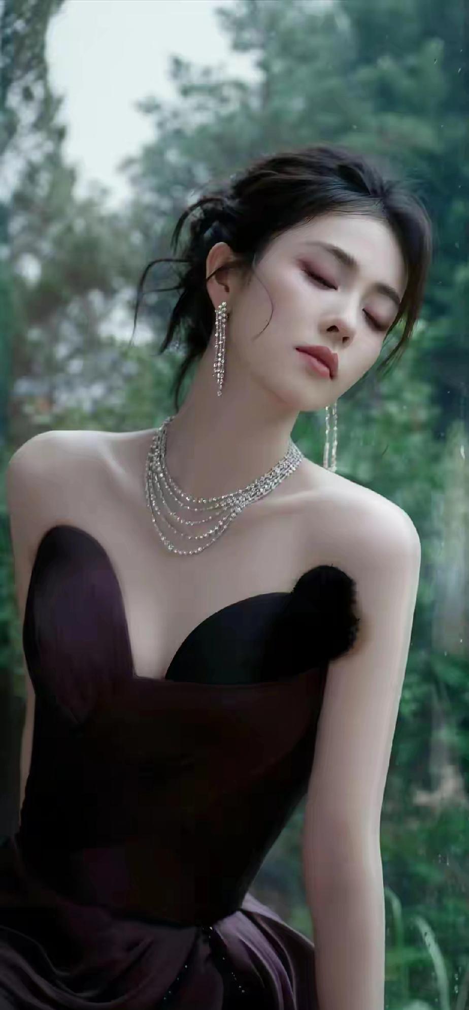 白鹿写真欣赏白鹿造型图片 白鹿 白鹿明星写真 白鹿演技蜕变 白鹿曾多次身着抹胸开